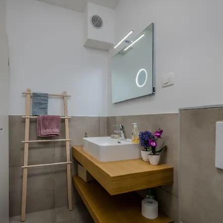 Exquisites Ferienhaus Mit Penthouse-dachterrasse, Whirlpool, Meerblick
