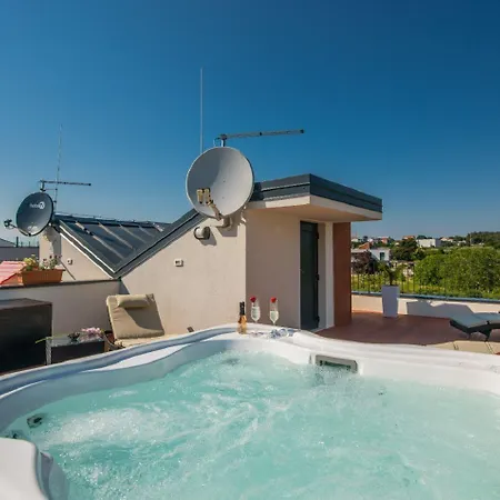 Exquisites Ferienhaus Mit Penthouse-dachterrasse, Whirlpool, Meerblick Nyaraló Novigrad Istria