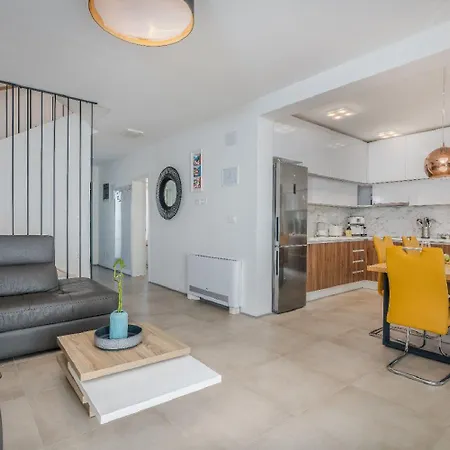 Exquisites Ferienhaus Mit Penthouse-dachterrasse, Whirlpool, Meerblick