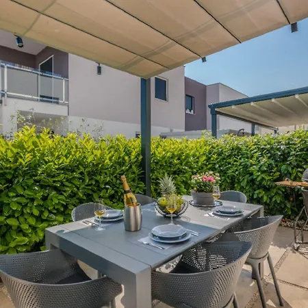 Nyaraló Exquisites Ferienhaus Mit Penthouse-dachterrasse, Whirlpool, Meerblick