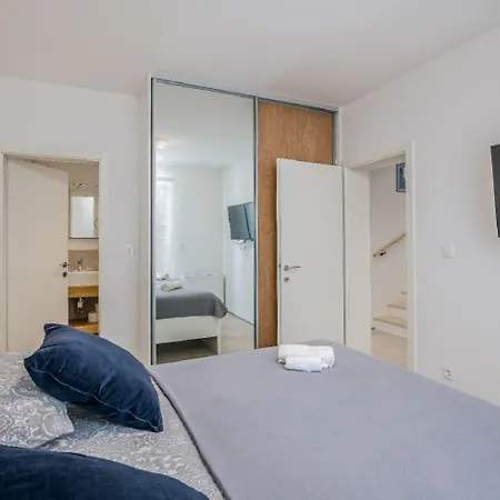 Exquisites Ferienhaus Mit Penthouse-dachterrasse, Whirlpool, Meerblick Nyaraló *
