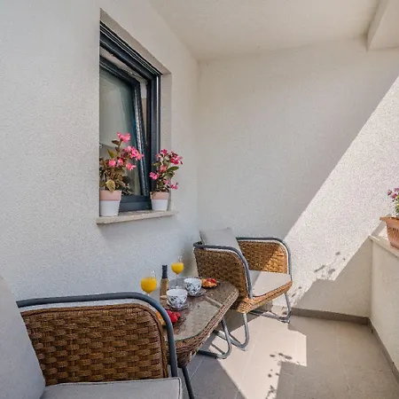 Exquisites Ferienhaus Mit Penthouse-dachterrasse, Whirlpool, Meerblick Nyaraló Novigrad Istria