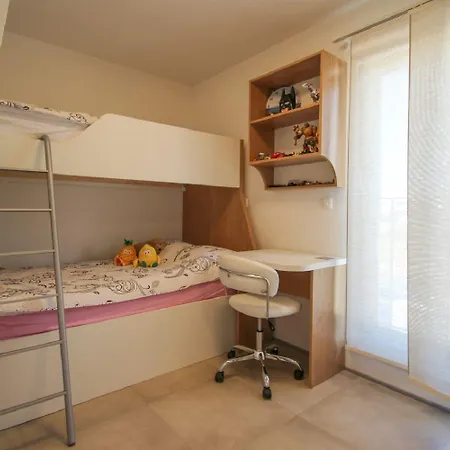 Exquisites Ferienhaus Mit Penthouse-dachterrasse, Whirlpool, Meerblick