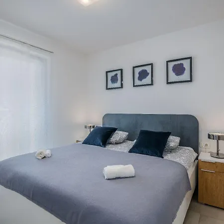 Nyaraló Exquisites Ferienhaus Mit Penthouse-dachterrasse, Whirlpool, Meerblick