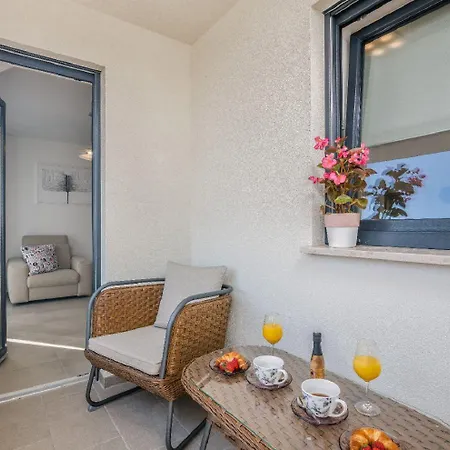 Exquisites Ferienhaus Mit Penthouse-dachterrasse, Whirlpool, Meerblick Nyaraló *