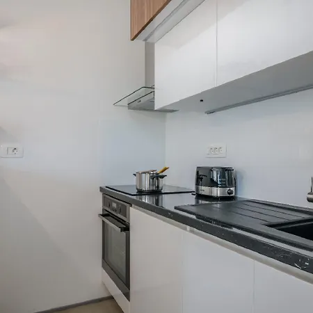 Exquisites Ferienhaus Mit Penthouse-dachterrasse, Whirlpool, Meerblick Nyaraló