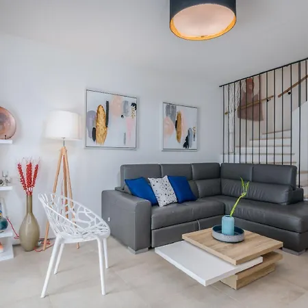 Exquisites Ferienhaus Mit Penthouse-dachterrasse, Whirlpool, Meerblick Nyaraló *