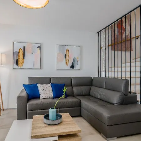 Exquisites Ferienhaus Mit Penthouse-dachterrasse, Whirlpool, Meerblick Nyaraló Novigrad Istria